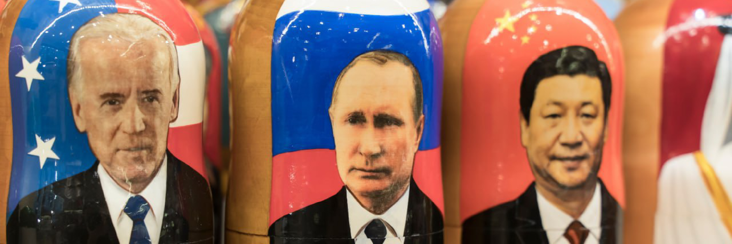 Fotografías de Vladimir Putiin, Xi Jinping y Joe Biden representados en muñecas rusas